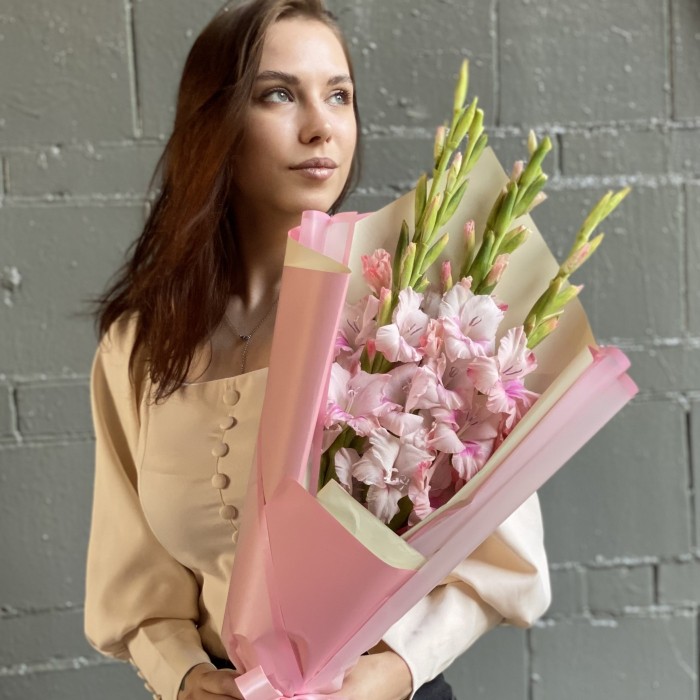 Букет розовых гладиолусов