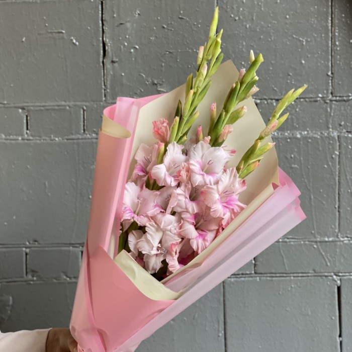 Букет розовых гладиолусов