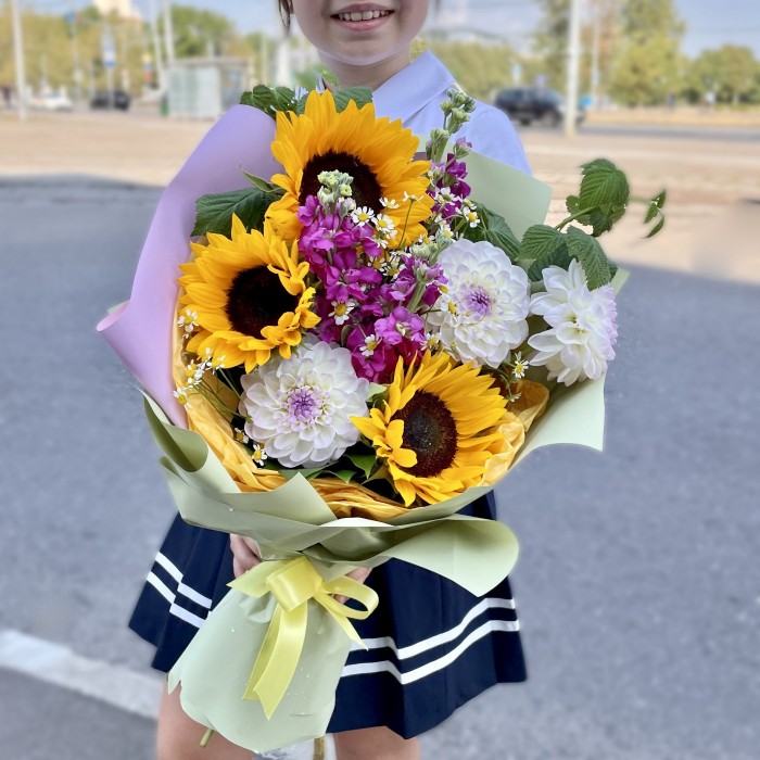 Садовый букет с подсолнухами