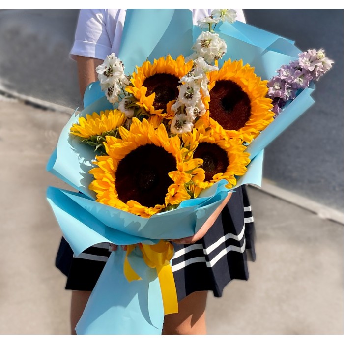 Букет из подсолнухов и дельфиниума