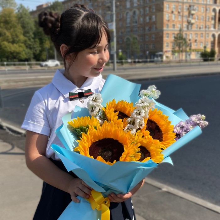 Букет из подсолнухов и дельфиниума