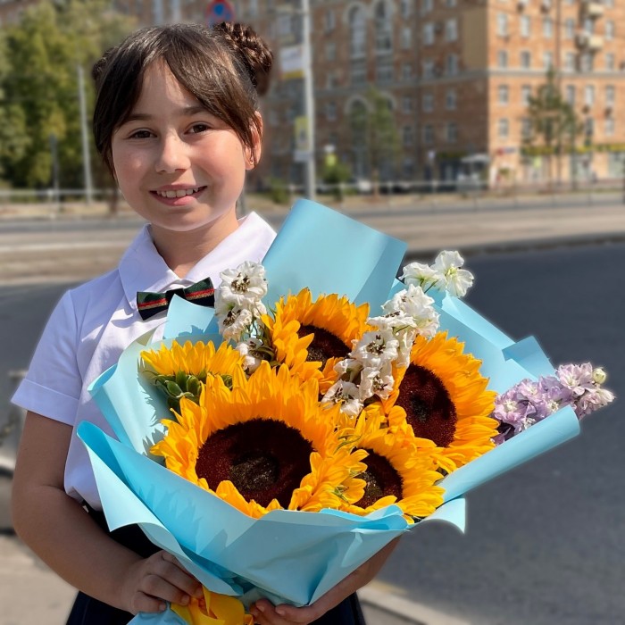 Букет из подсолнухов и дельфиниума