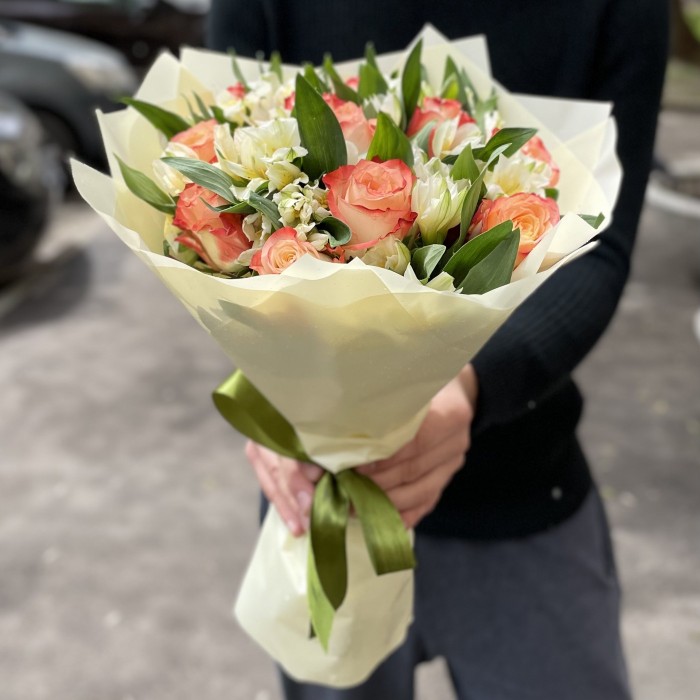 Букет роз Кабаре с альстромерией