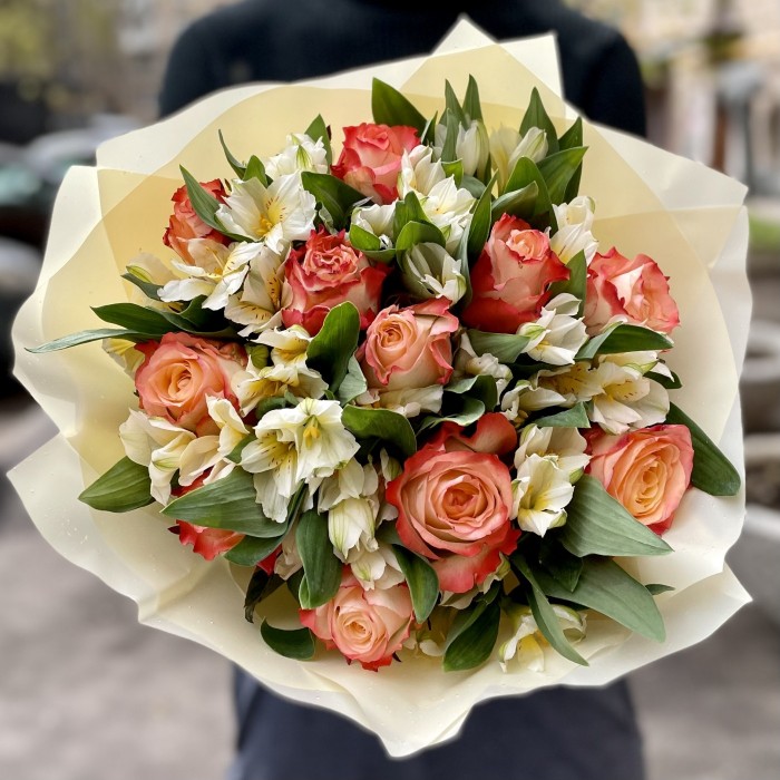 Букет роз Кабаре с альстромерией