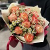 Букет из 11 роз Кабаре с ромашками