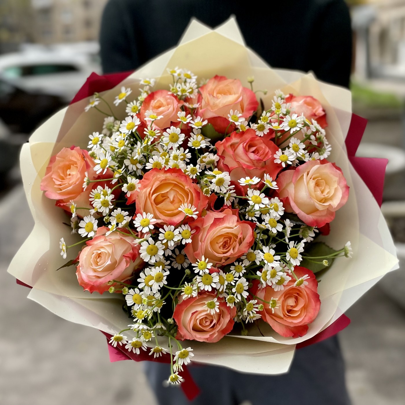 Букет оранжевых роз с ромашками по цене до 2000 рублей в подарок на День Матери