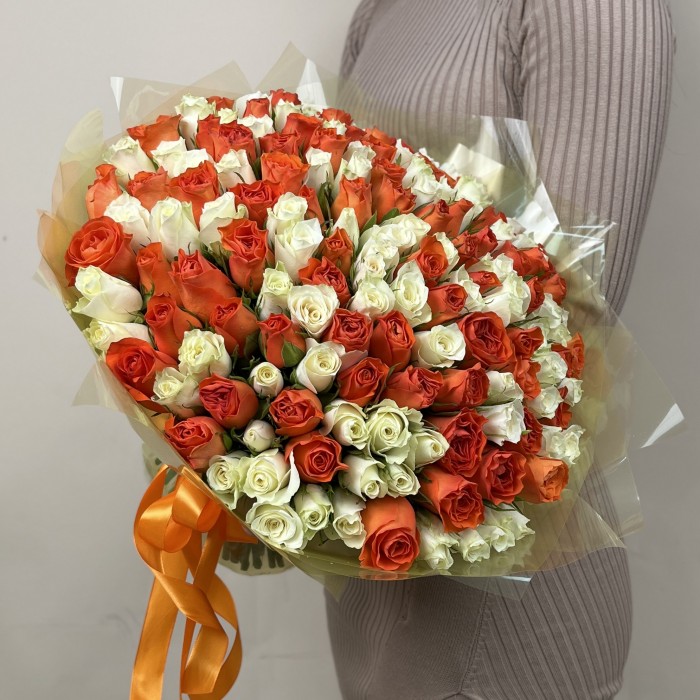 151 бело - оранжевая роза 40 см