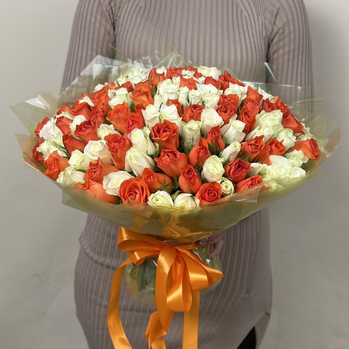151 бело - оранжевая роза 40 см