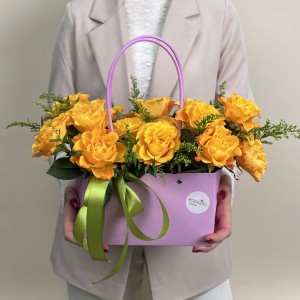 Букет дня  в коробке с розами Бордовое настроение