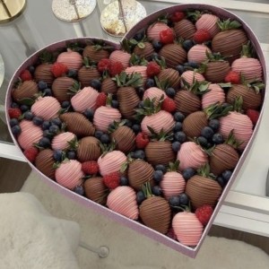 Клубника в шоколаде с ягодами микс романтика