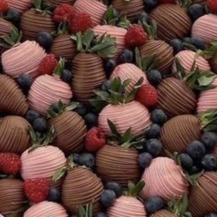 Клубника в шоколаде с ягодами микс романтика