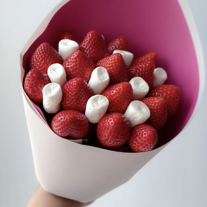 Букет из клубники с маршмеллоу