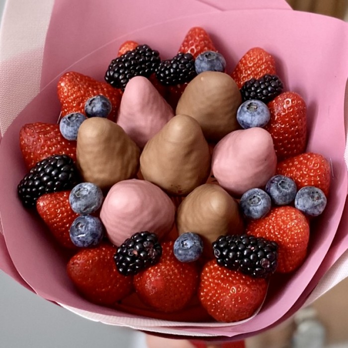 Букет из клубники в шоколаде радостный день