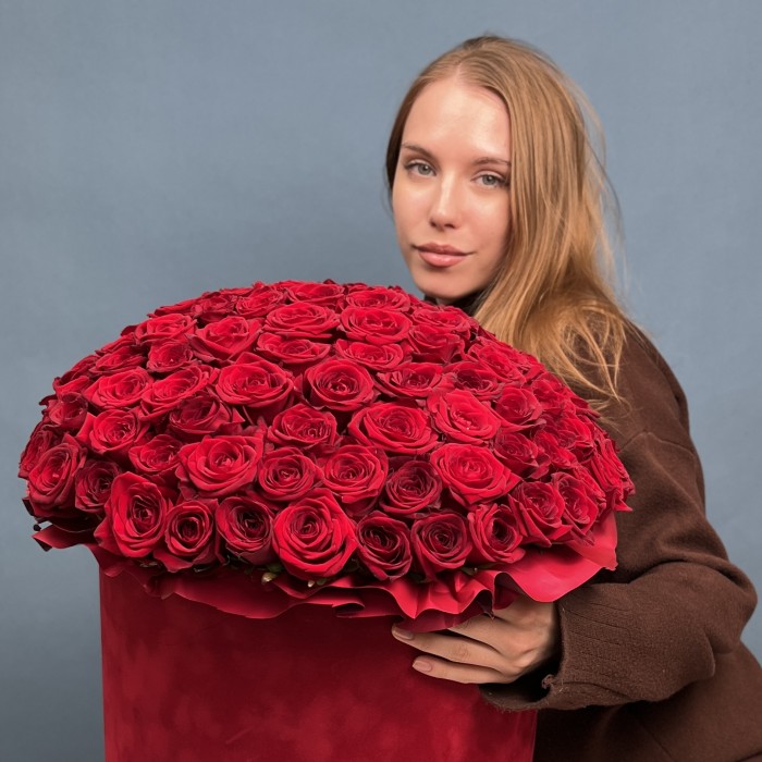 101 красная Роза Ред Наоми в большой бархатной коробке