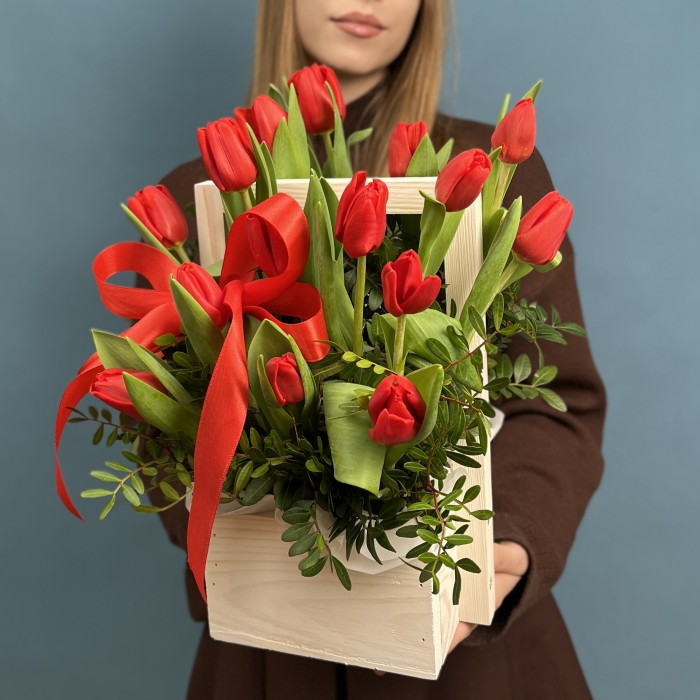 15 красных тюльпанов в деревянном ящике