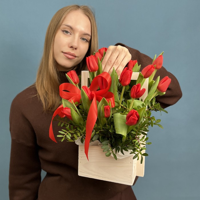15 красных тюльпанов в деревянном ящике