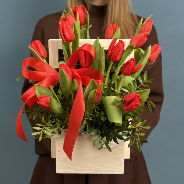 15 красных тюльпанов в деревянном ящике