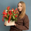 15 красных тюльпанов в деревянном ящике