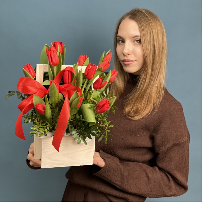 15 красных тюльпанов в деревянном ящике