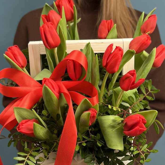 15 красных тюльпанов в деревянном ящике