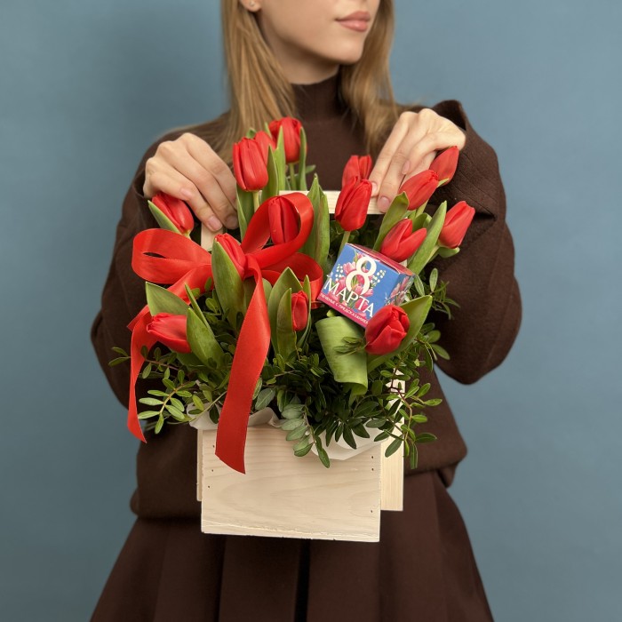 15 красных тюльпанов в кашпо с 8 марта