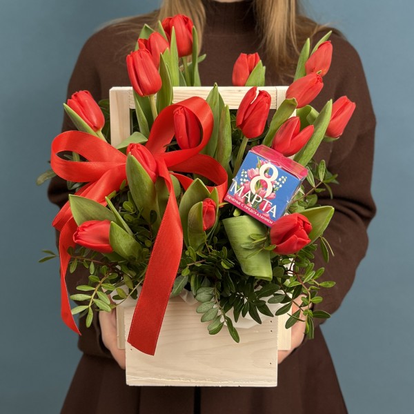 15 красных тюльпанов в кашпо с 8 марта
