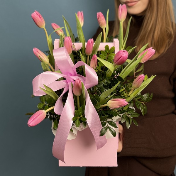 15 розовых тюльпанов в деревянном кашпо
