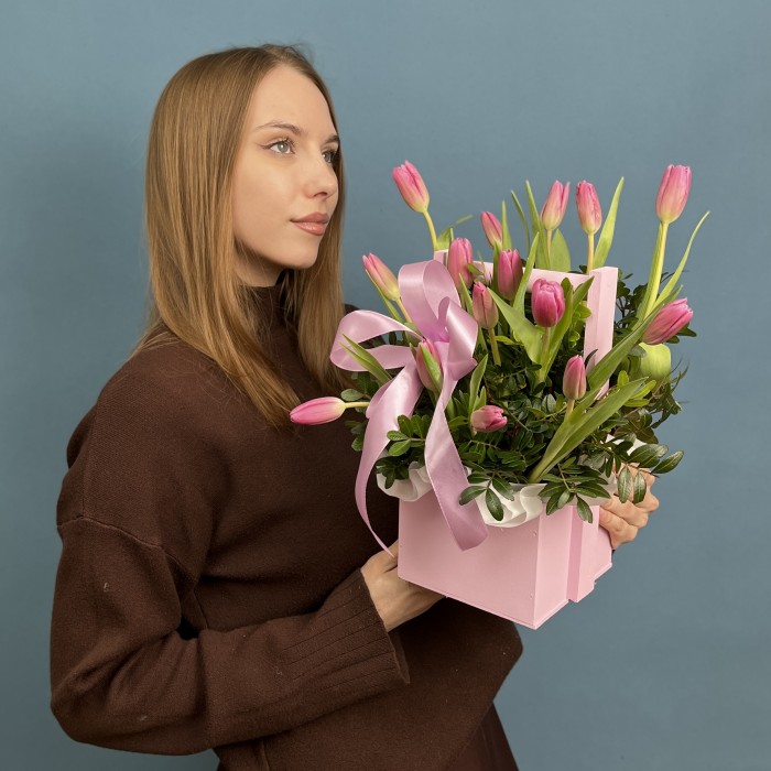 15 розовых тюльпанов в деревянном кашпо