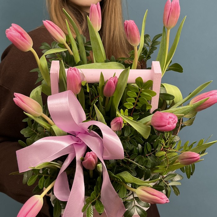 15 розовых тюльпанов в деревянном кашпо