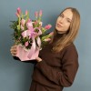 15 розовых тюльпанов в деревянном кашпо
