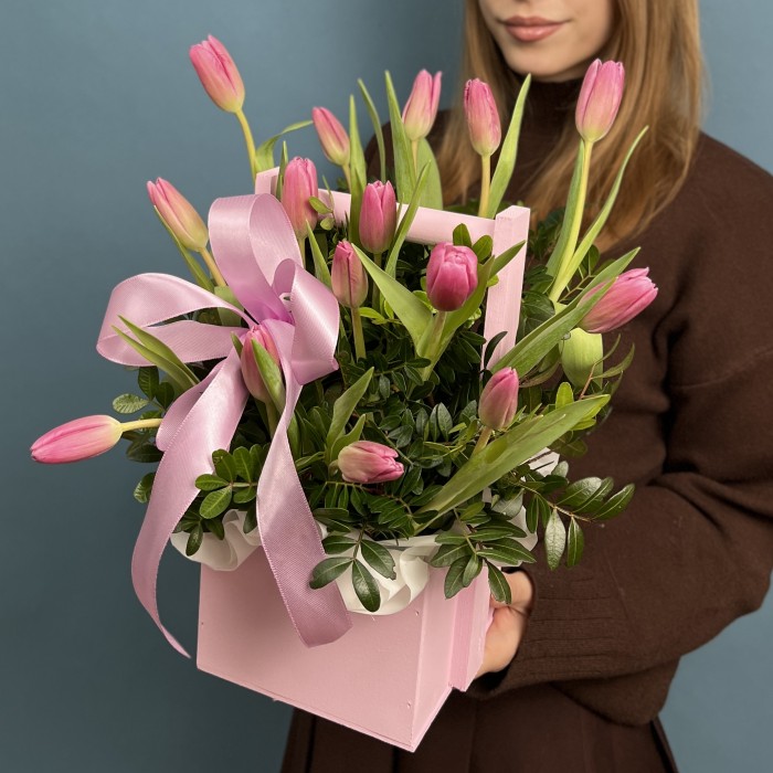 15 розовых тюльпанов в деревянном кашпо