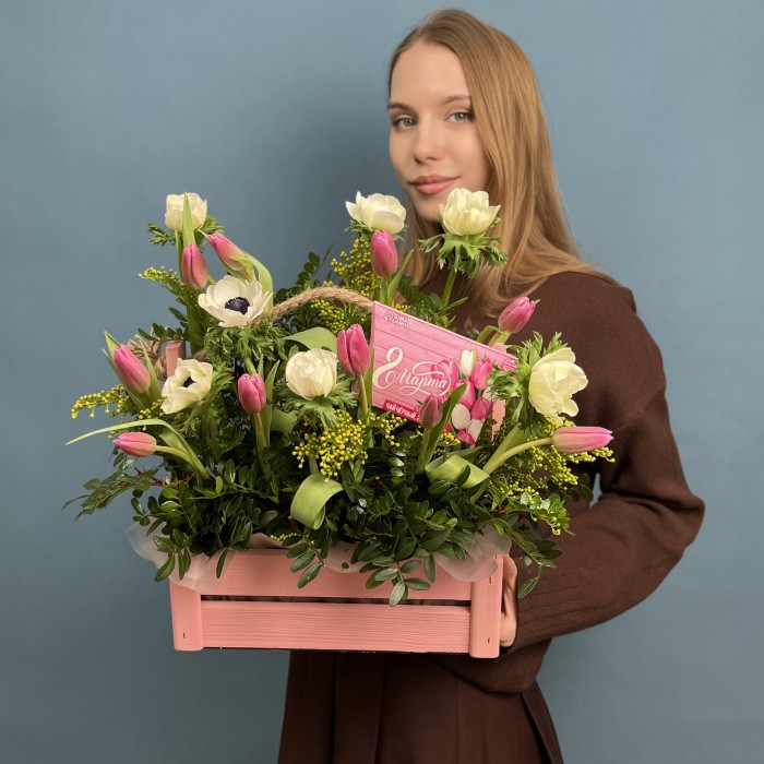 Цветочная поляна с анемонами и тюльпанами 8 марта