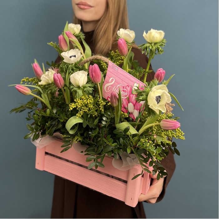 Цветочная поляна с анемонами и тюльпанами 8 марта