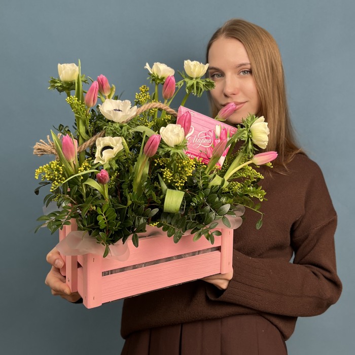 Цветочная поляна с анемонами и тюльпанами 8 марта