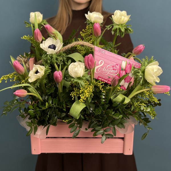 Цветочная поляна с анемонами и тюльпанами 8 марта