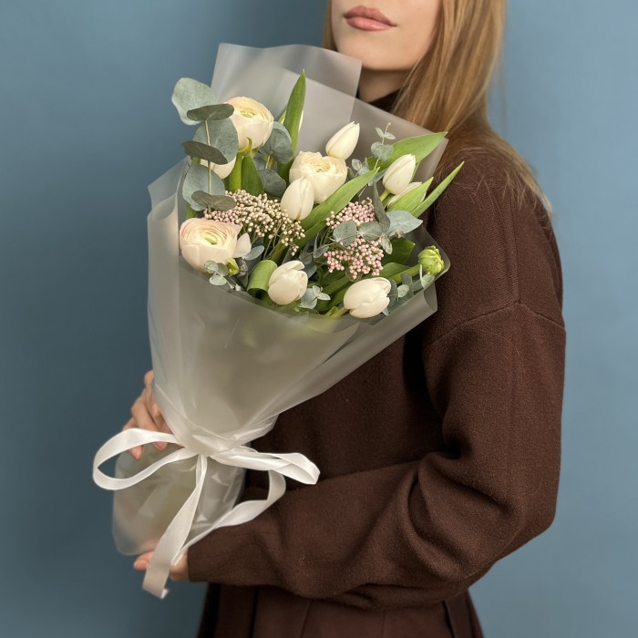 Весенний букет из белых тюльпанов и ранункулюсов