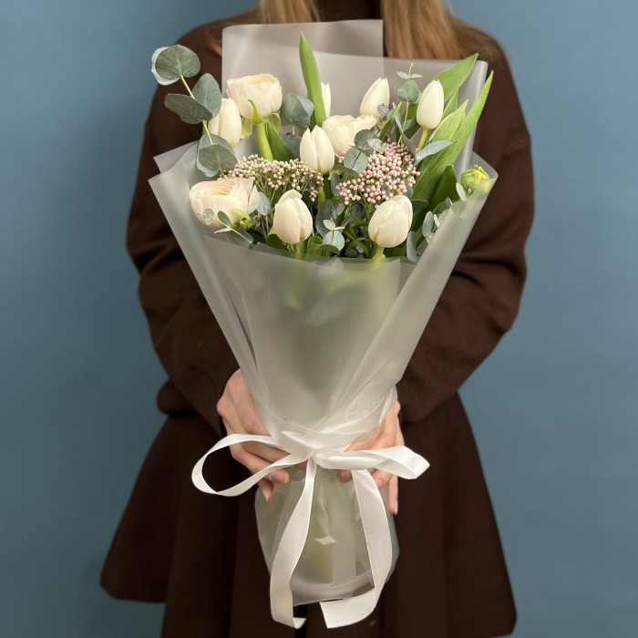 Весенний букет из белых тюльпанов и ранункулюсов