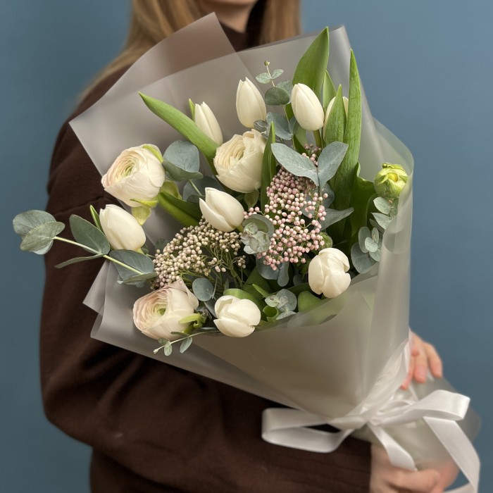Весенний букет из белых тюльпанов и ранункулюсов