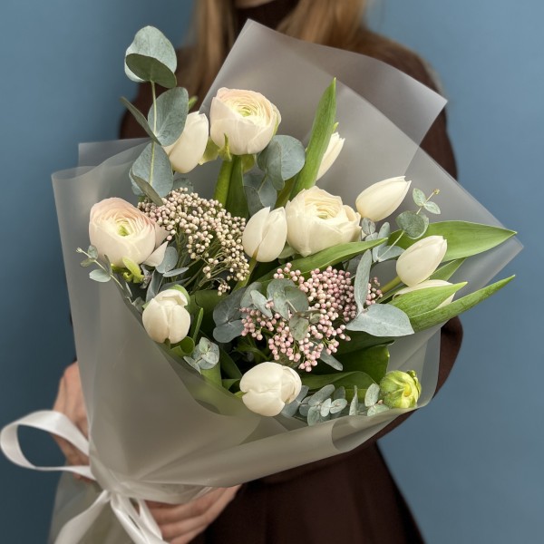Весенний букет из белых тюльпанов и ранункулюсов