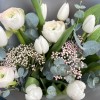 Весенний букет из белых тюльпанов и ранункулюсов