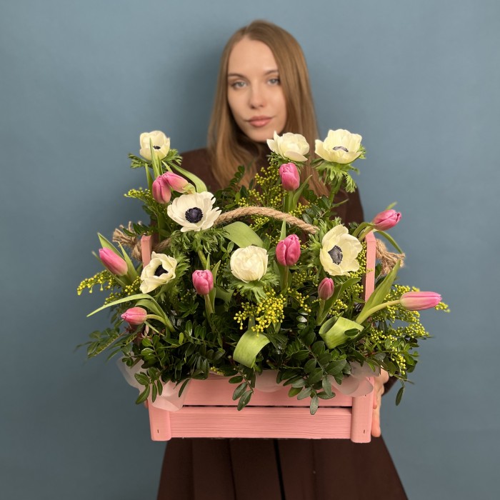 Весенняя композиция с белыми анемонами и тюльпанами