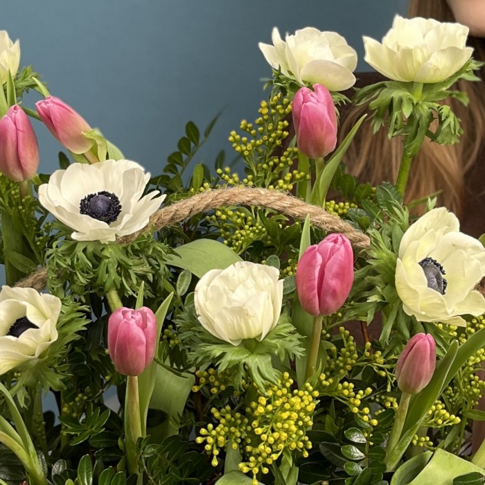 Весенняя композиция с белыми анемонами и тюльпанами