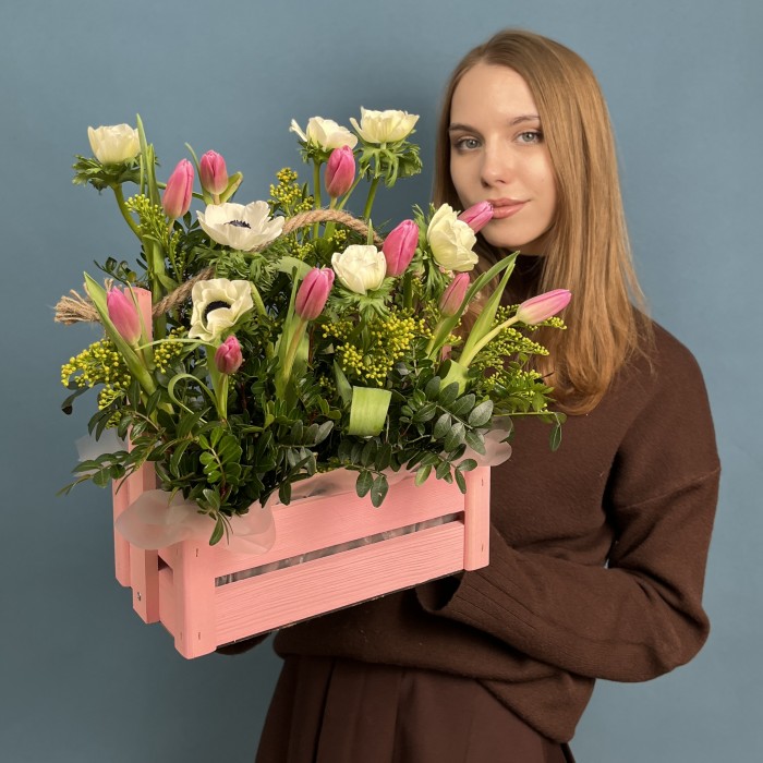 Весенняя композиция с белыми анемонами и тюльпанами