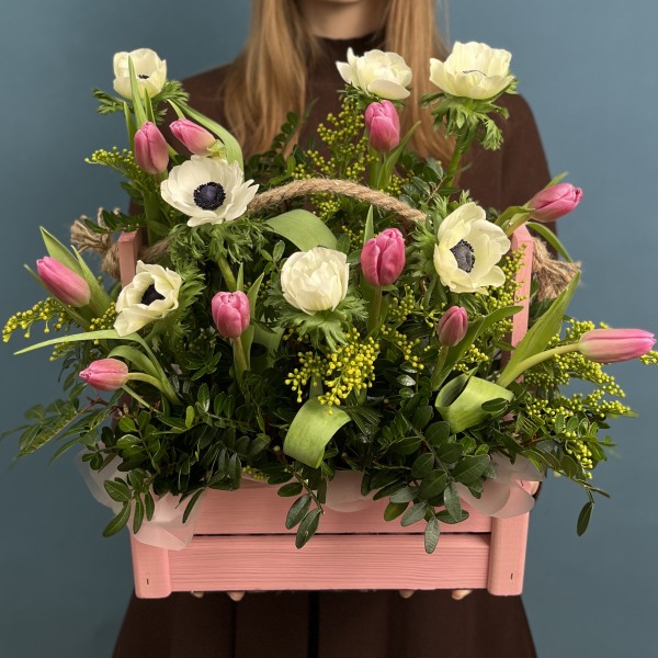 Весенняя композиция с белыми анемонами и тюльпанами