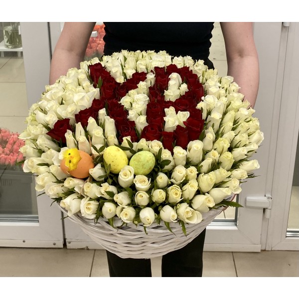 Пасхальная корзина с  белыми и красными розами