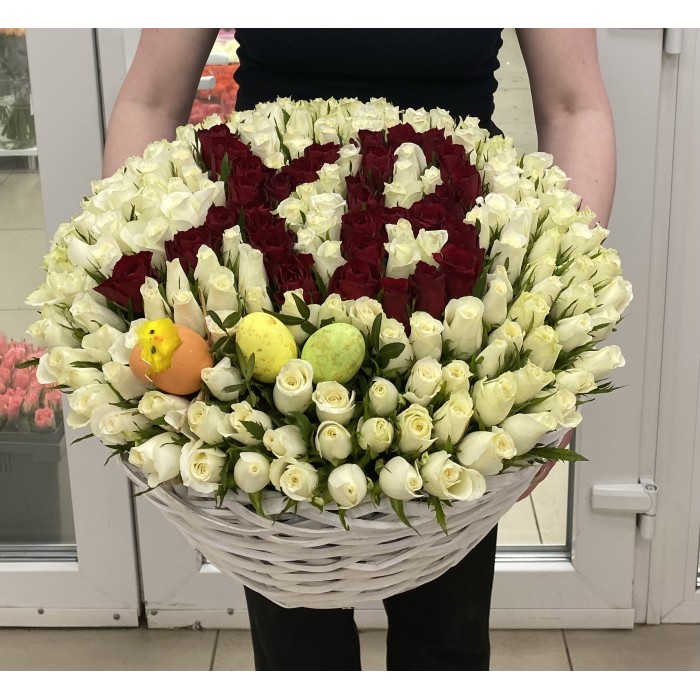 Пасхальная корзина с  белыми и красными розами