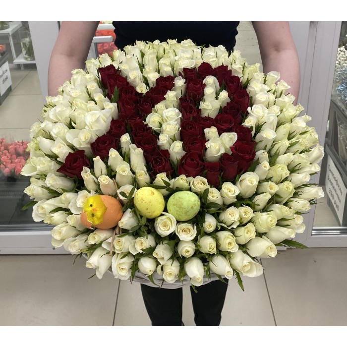 Пасхальная корзина с  белыми и красными розами