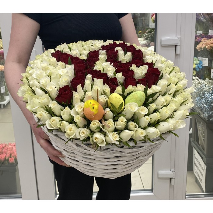 Пасхальная корзина с  белыми и красными розами