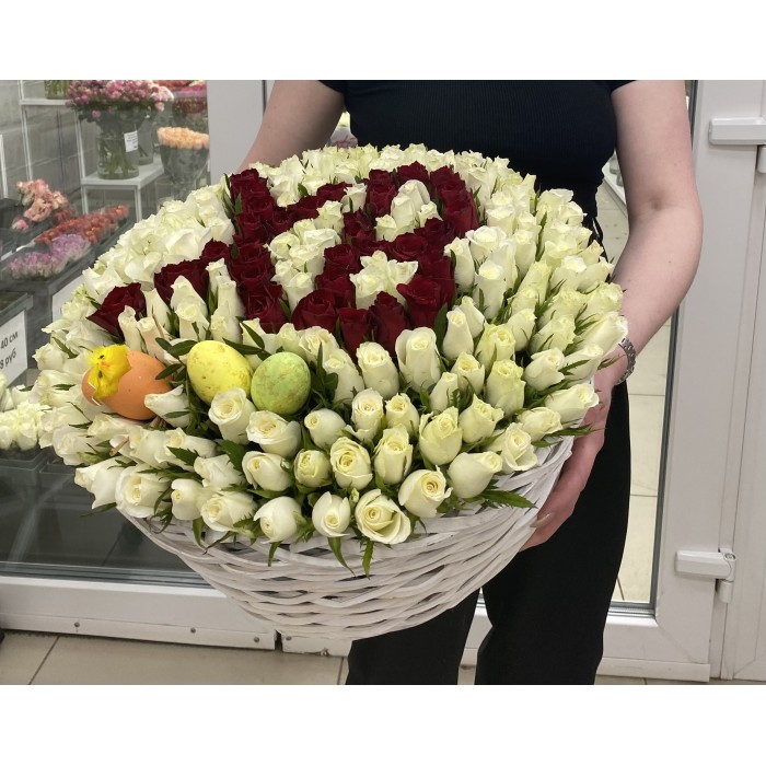 Пасхальная корзина с  белыми и красными розами