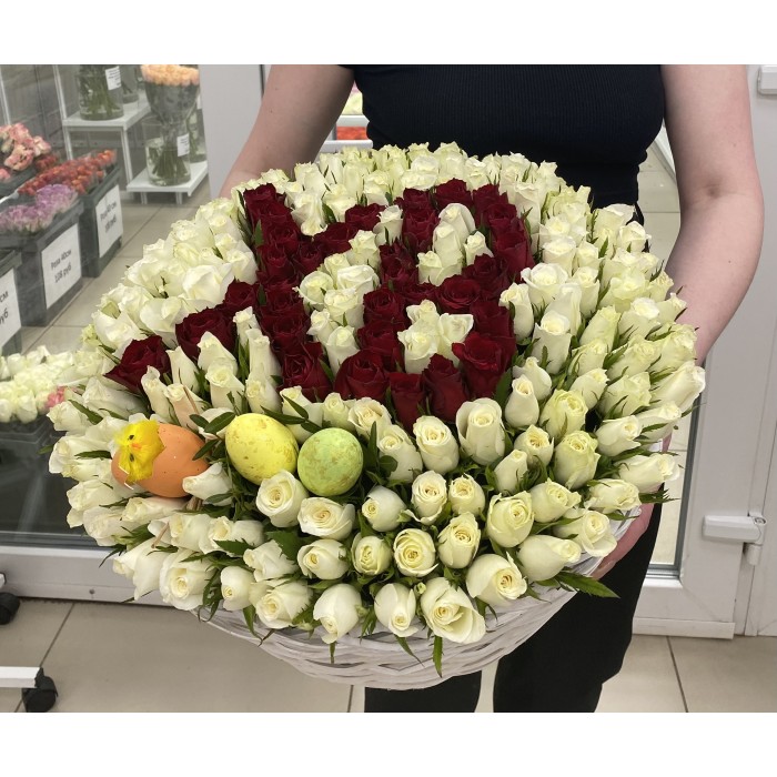 Пасхальная корзина с  белыми и красными розами